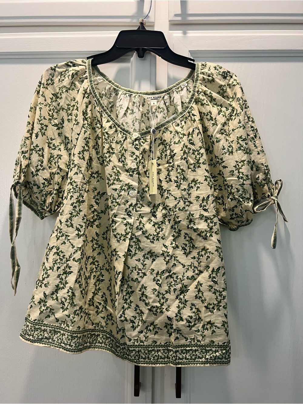 New Max Studio Green Floral Peasant Top. Size Med